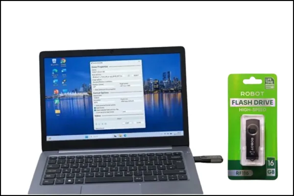 Flashdisk 16GB terhubung ke port USB laptop